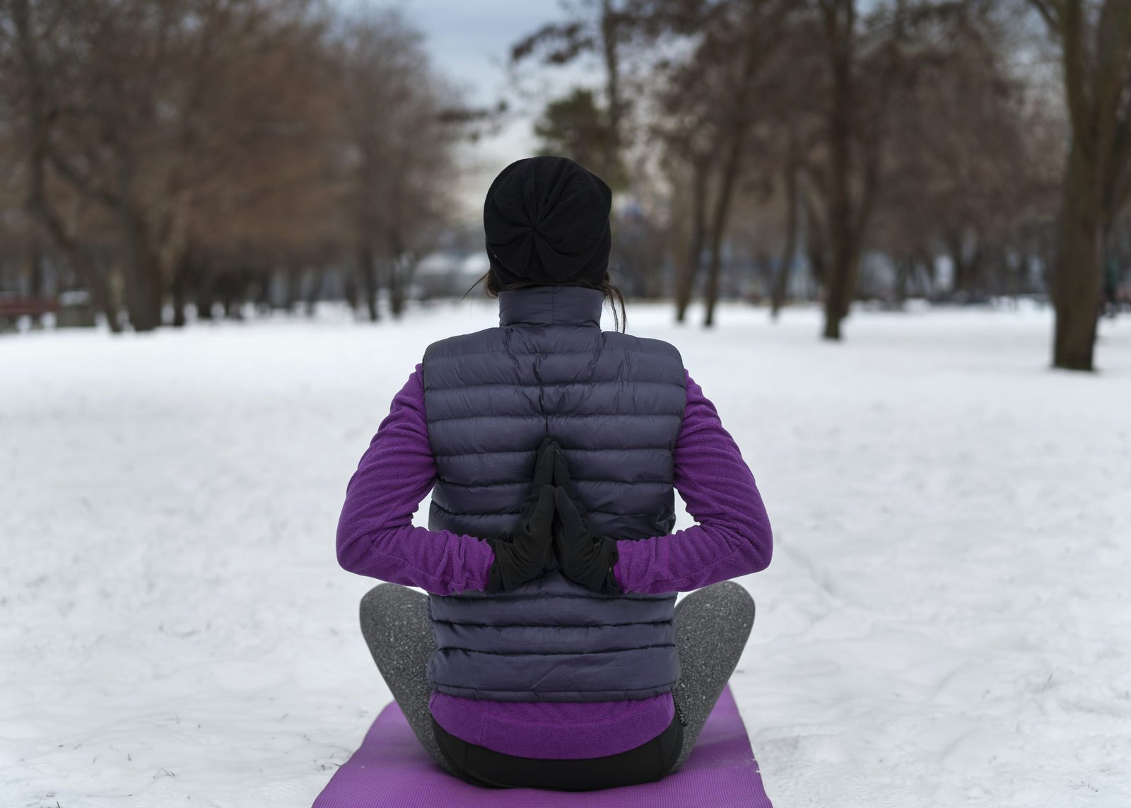 mulher-de-tiro-completo-fazendo-ioga-em-clima-frio