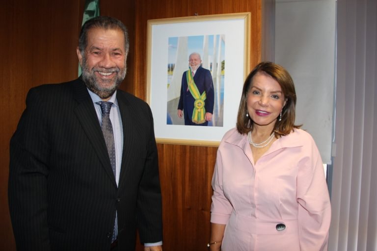 02-08-23-A deputada Professora Bebel disse que o encontro com o ministro da Previdência Social, Carlos Lupi, foi promissor