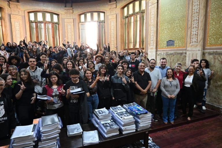 07-08-23-A deputada Professora Bebel posa para foto com alunos do cursinho promovido em parceria do seu mandato e a Subsede da Apeoesp