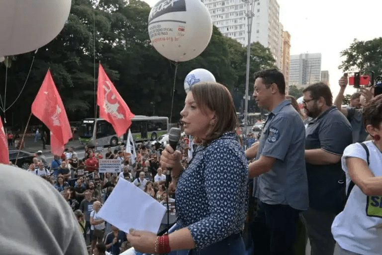 11-08-23-A deputada Professora Bebel diz que os professores e a sociedade precisam estar nas ruas para combater os ataques à educação pública estadual