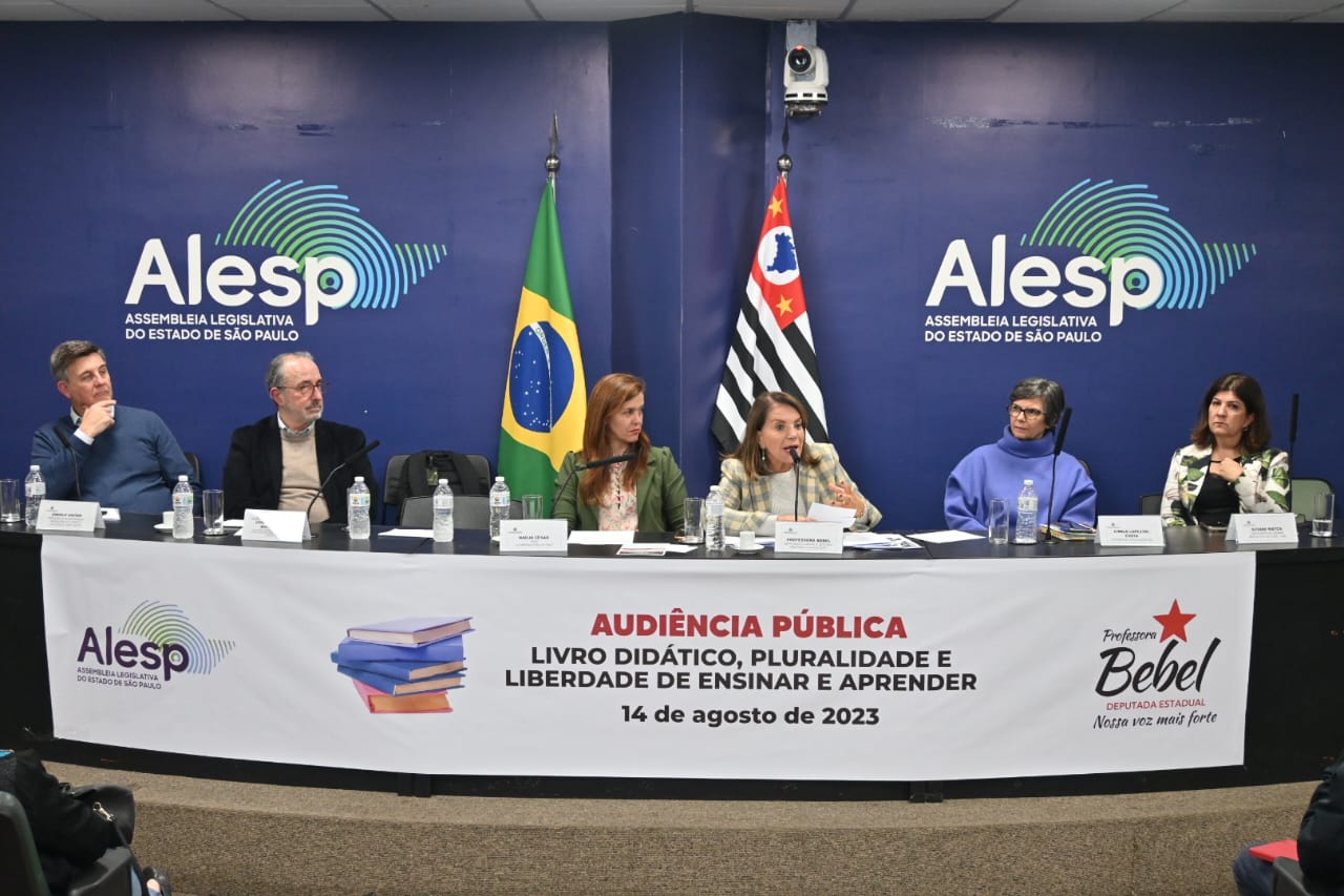 14-08-23-A deputada estadual Professora Bebel coordenou a audiência pública na Assembleia Legislativa que denfendeu o uso dos livros didáticos fornecidos pelo governo federal