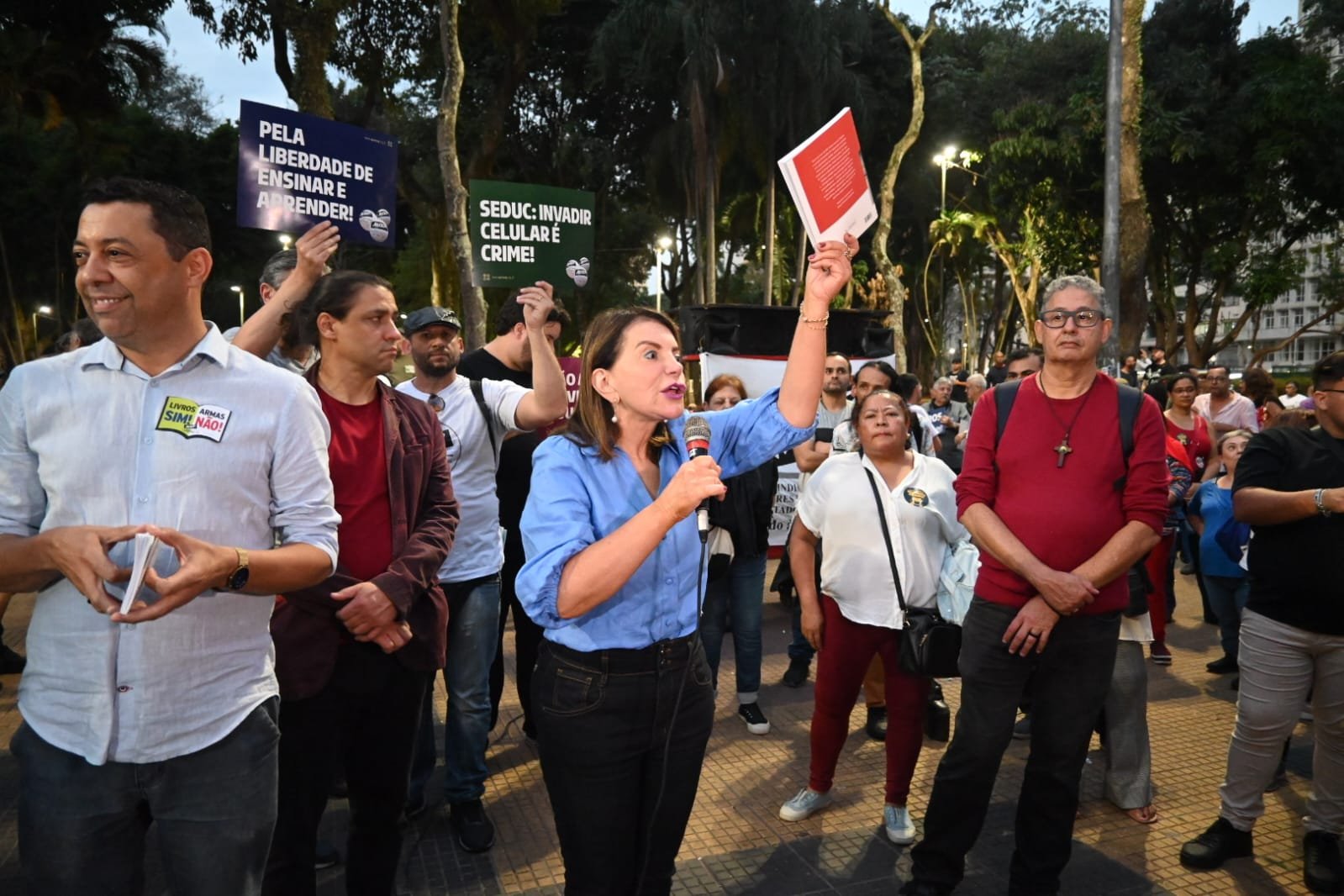 17-08-23-Na manifestação, a deputada Professora Bebel cobrou a manutenção dos livros do MEC nas escolas públicas estaduais