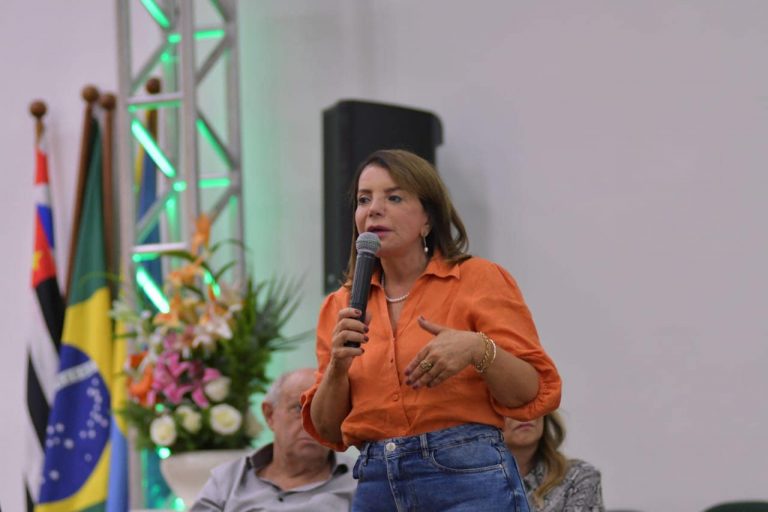 18-08-23-A deputada Professora Bebel faz questão de declarar seu total apoio às reivindicações dos trabalhadores das ETECs e Fatecs