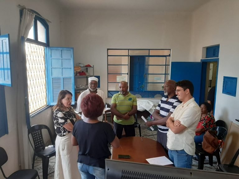 21-08-23-Na visita, a deputada Bebel foi informada pela direção do 13 de Maio sobre o projeto de reforma do prédio da entidade