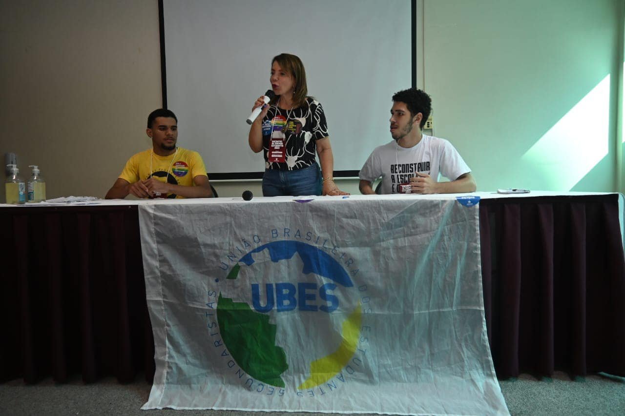 22-08-23-No encontro, a deputada Professora Bebel falou da importância da participação dos estudantes na luta para que São Paulo utilize livros didáticos do MEC