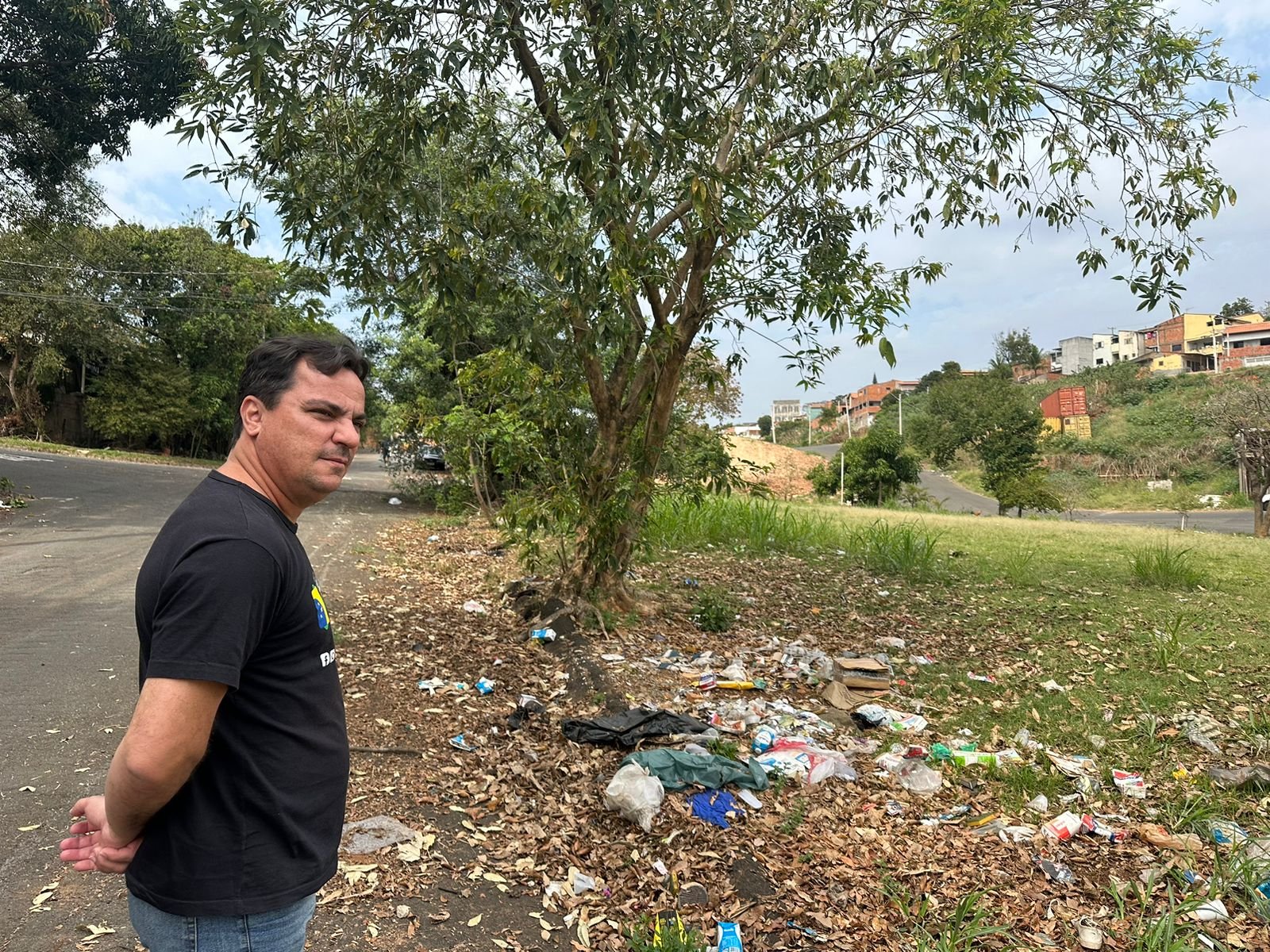 Gualter pede capinação e limpeza em rua do bairro São Roque 1 230831 Gualter