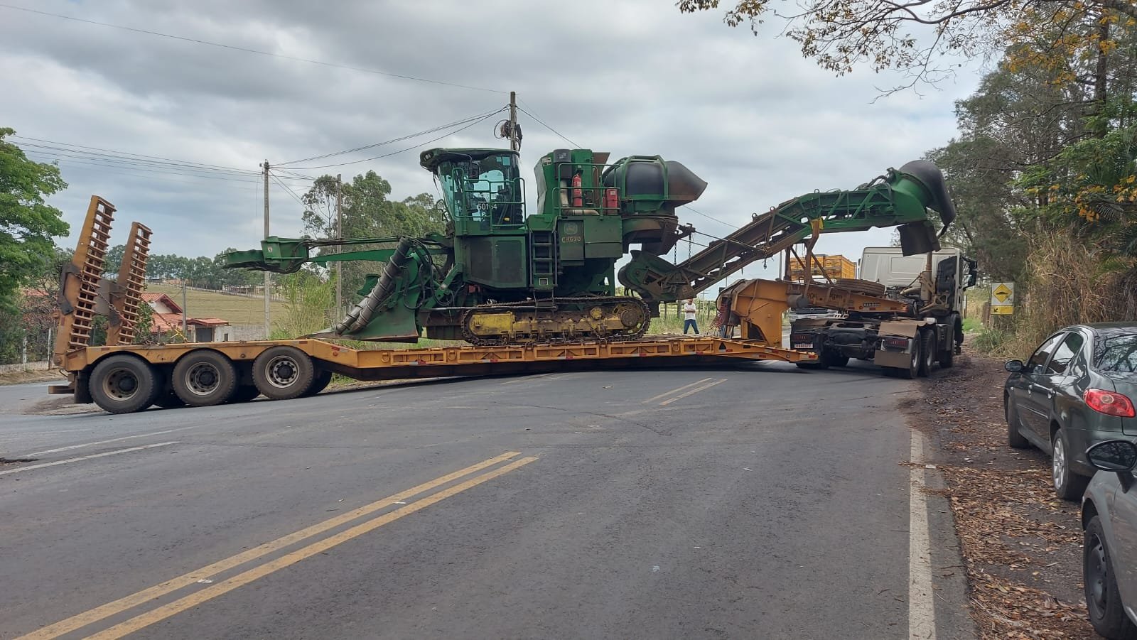 30-08-23-A deputada Bebel diz que os professores são obrigados a deixarem os seus veículos no acostamento e temem pela segurança, em função da vicinal ser estreita