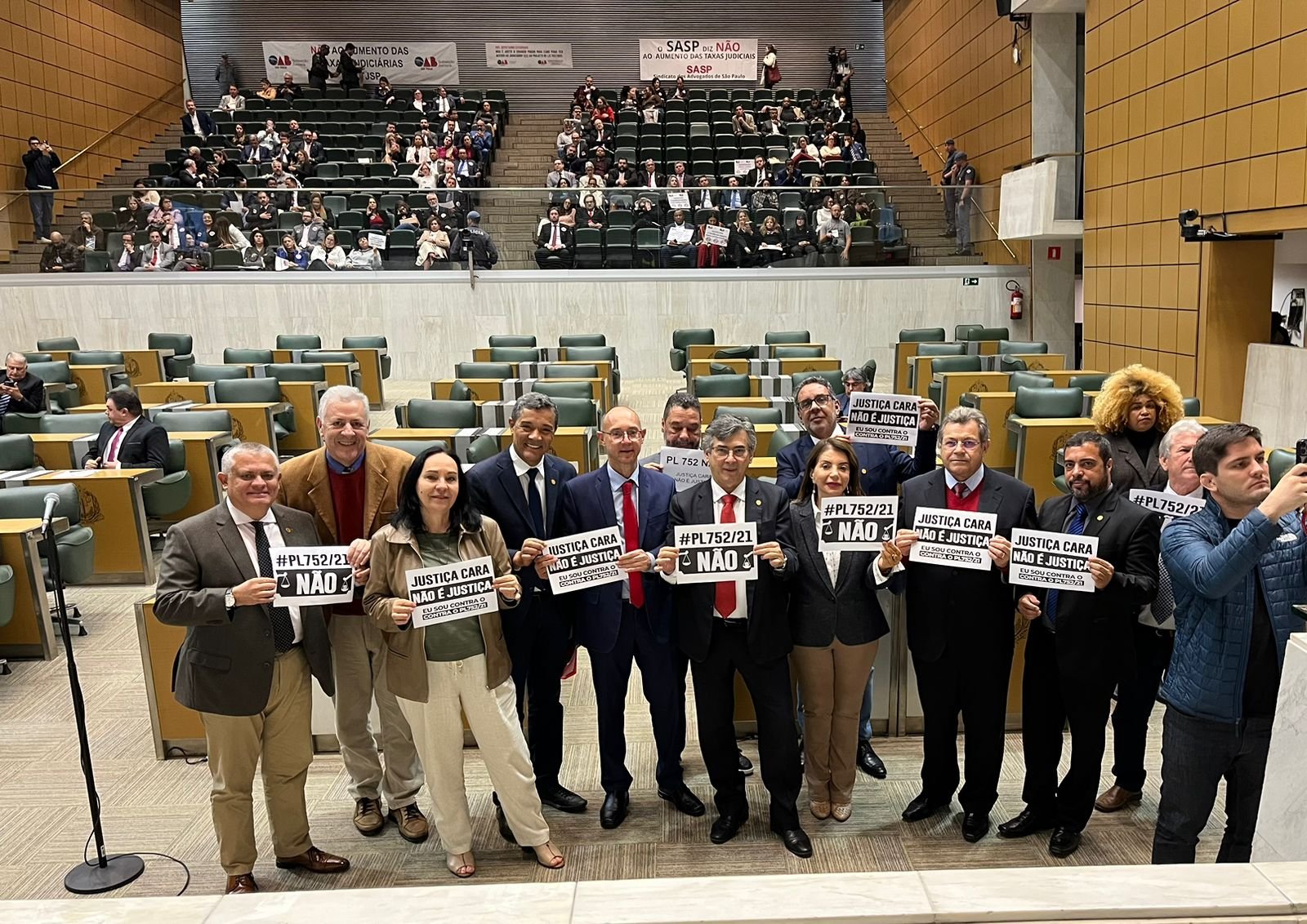 30-08-23-Deputados da bancada do PT posram para foto no plenário da Assembleia Legislativa, reafirmando posição contra o aumento da taxa judicial