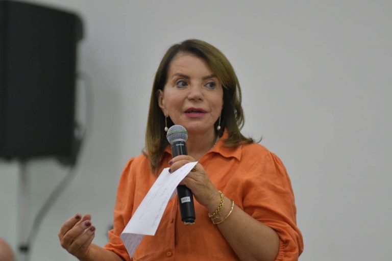 31-08-23-A deputada estadual Professora Bebel diz ser inadimissível erros no material pedagófico e cobra respeito à educação pública