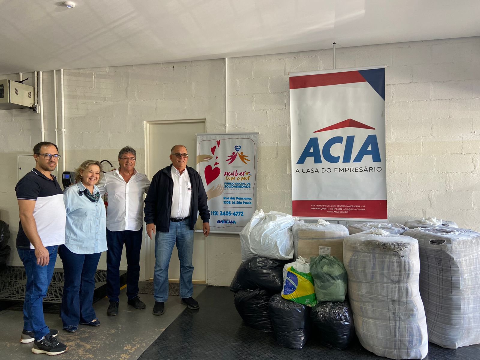 Campanha do Agasalho arrecada mais de cinco toneladas de doações 1 Lionela recebe doações da Expodeps