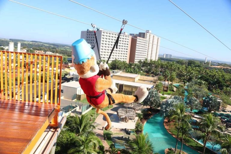 Parafuso-personagem-da-Turma-do-Guarani-descendo-a-tirolesa-Tiro-do-Parafuso