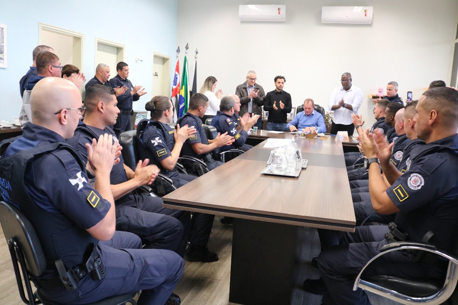 Prefeito Leitinho anuncia aumento de 30% para 52% no adicional de periculosidade dos GCMs de Nova Odessa 1 Prefeito assina PL adicional periculosidade GCMs PMNO 2023-08-28 (1)