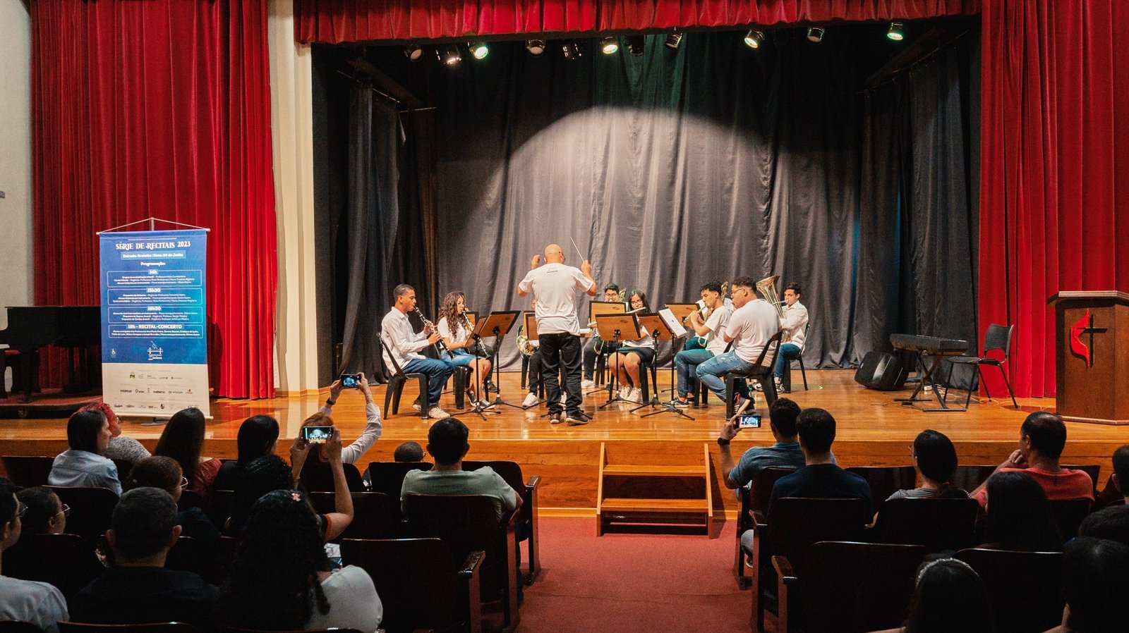 Professor Sérgio Teixeira com a Orquestra de Sopros Juvenil