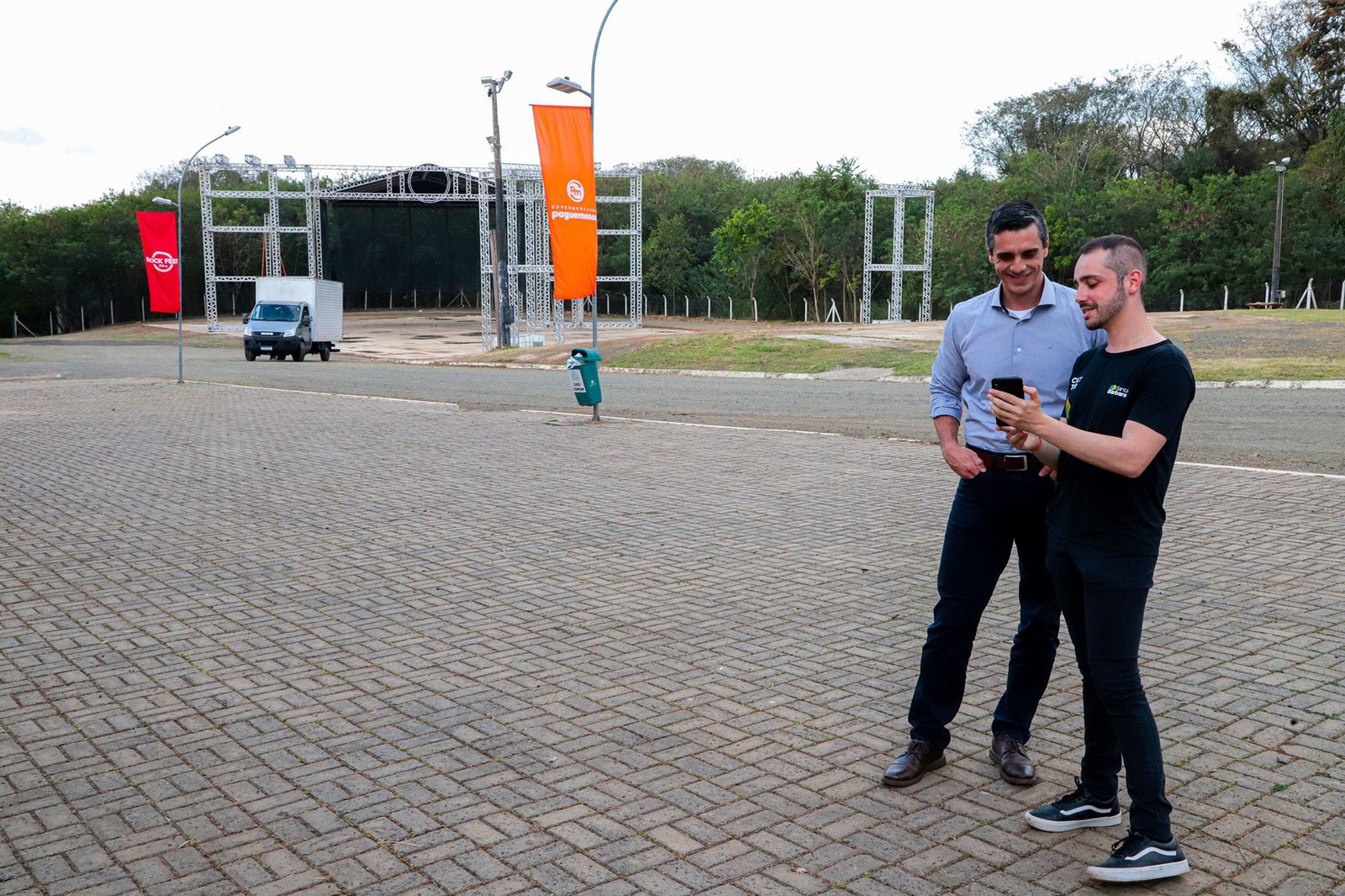 Prefeito Rafael Piovezan visita montagem do Santa Bárbara Rock Fest e anuncia a volta da utilização dos galpões da Usina 1 rafael visita estrutura rock fest 07 imprensa