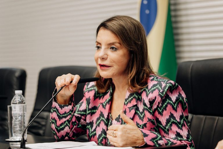 A deputada Professora Bebel diz que justiça cara não é justiça, uma vez que o projeto aprovado aumentará também os custos para contratação de advogados, prejudicando, sobretudo, a população mais pobre