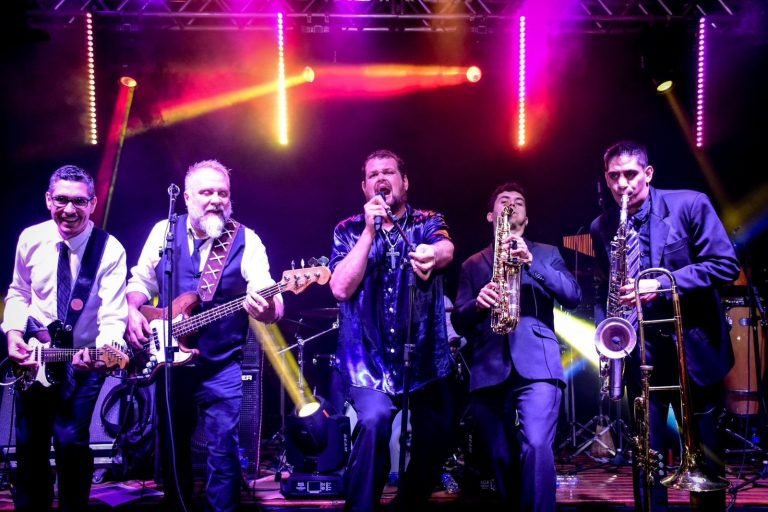 Banda Monallizza se apresenta na sexta-feira (22), às 19h30, na Praça de Alimentação