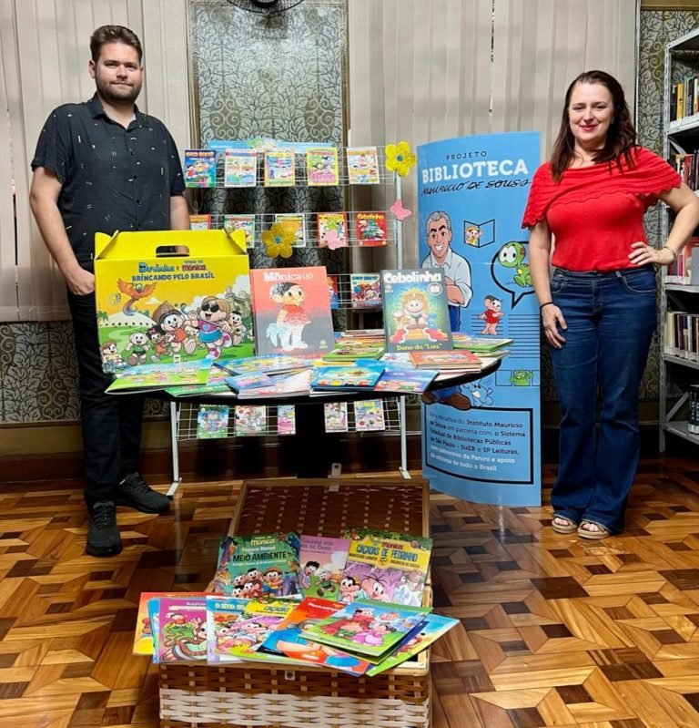 Biblioteca Municipal recebe kit da turma da Mônica. Na foto, Lucas Camargo e a bibliotecária Elaine