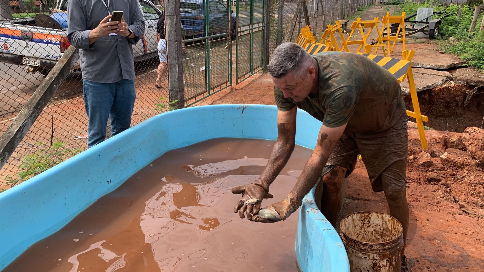 Desassoreamento represa Parque Ecológico Zoo Isidoro Bordon - drenagem dia 3 - últimos peixes 2023-08-31 (19)