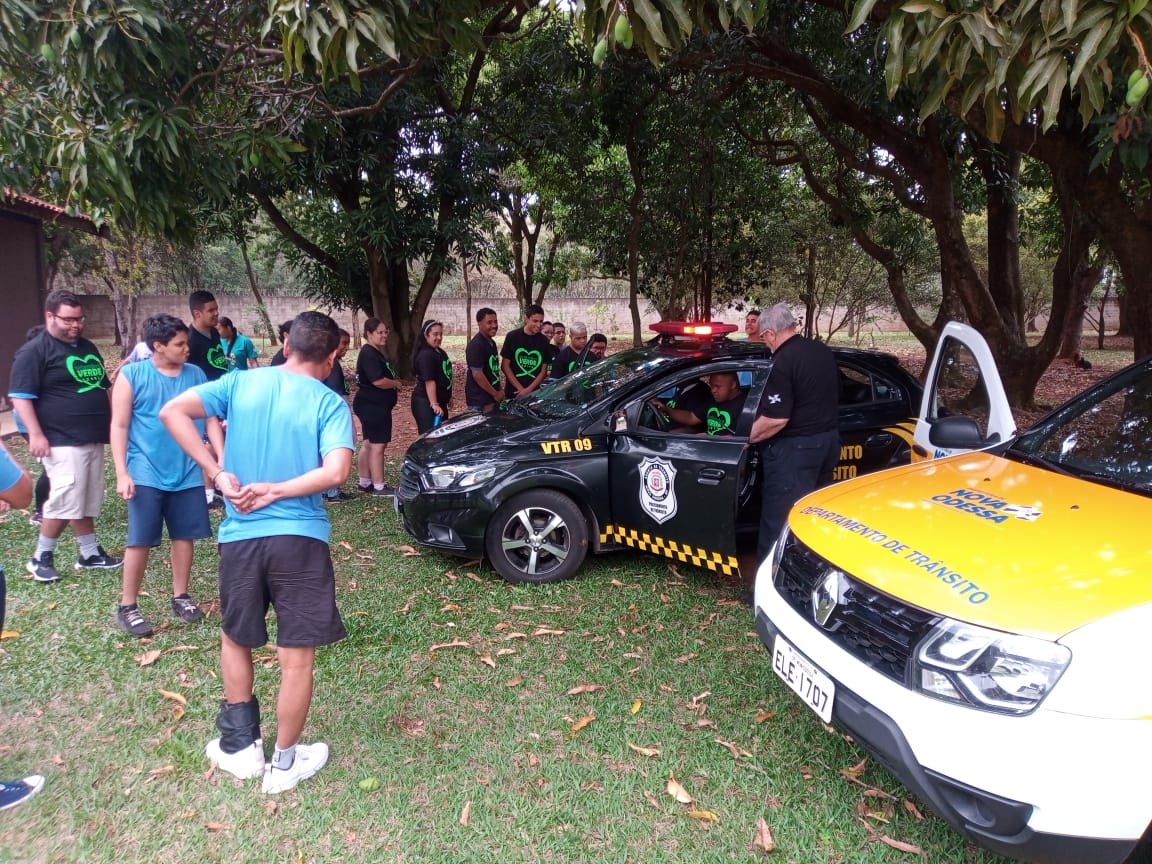 Prefeito Leitinho acompanha na APAE palestra sobre Segurança no Trânsito e ‘Setembro Verde’ 1 Semana de Trânsito - palestra na APAE NO Setembro 2023-09-14 (13)
