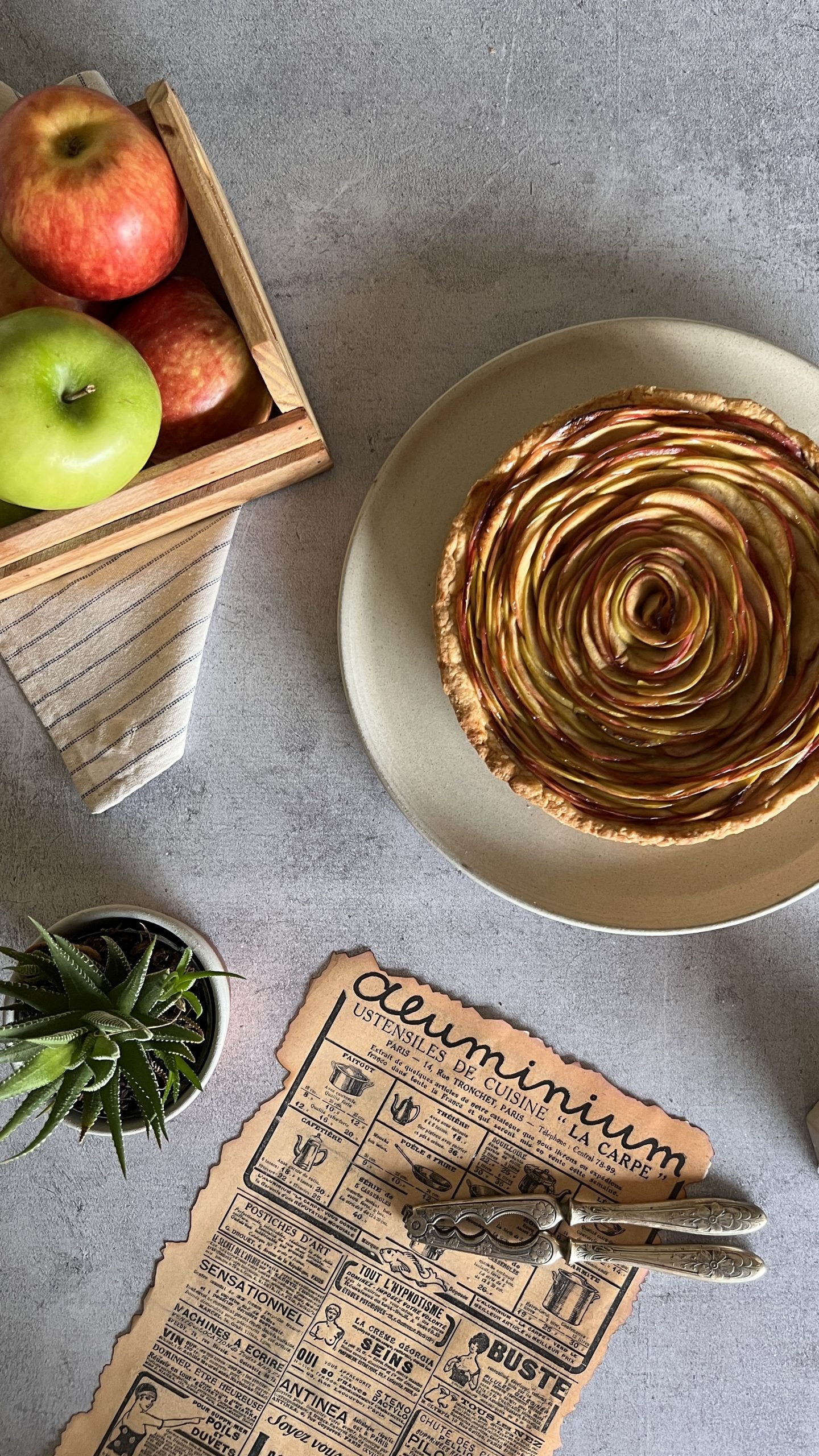 Aprenda como fazer Torta de Rosas de Maçã com Glaçagem de Cachaça sem glúten com a chef Renata Macena 1 Torta-de-Rosas-de-Maca