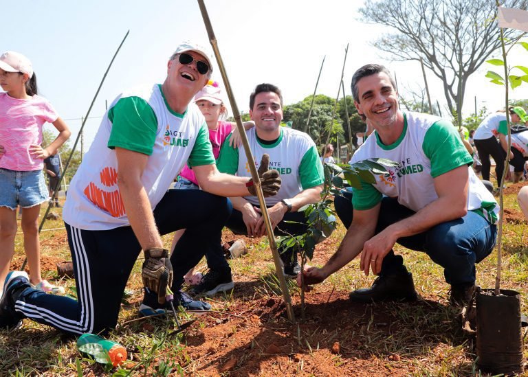 plantio de arvore unimed 07 imprensa