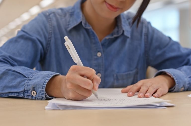 Woman do her essay at library