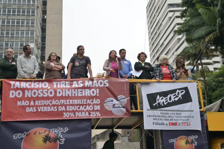 23-10-23-Na assembleia, a deputada Professora Bebel destaca a importância de uma grande mobilização da categoria em defesa do magistério paulista