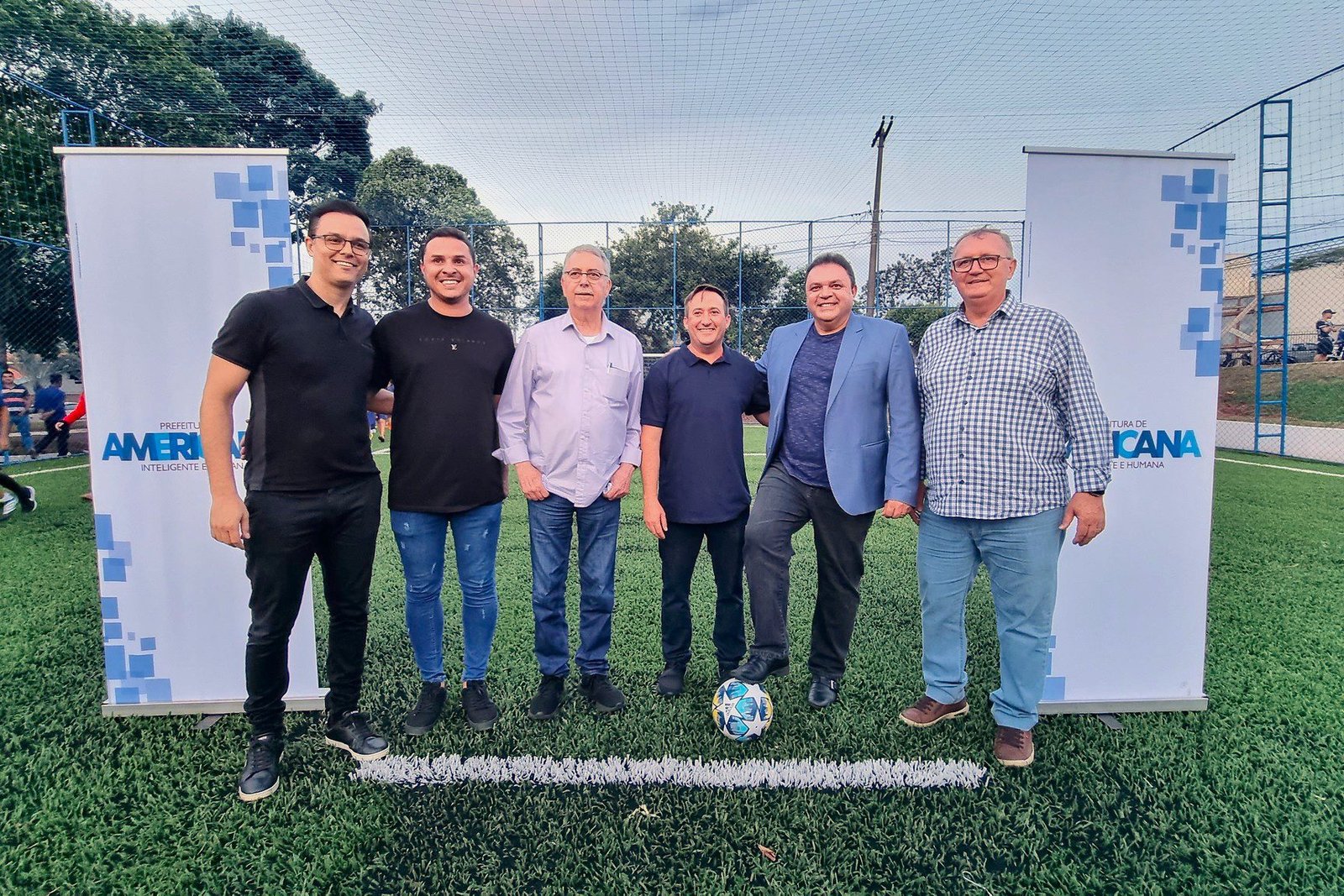 Léo da Padaria e Thiago Brochi acompanham inauguração do novo campo de futebol society do Jardim Alvorada 1 231017LéoBrochiSociety