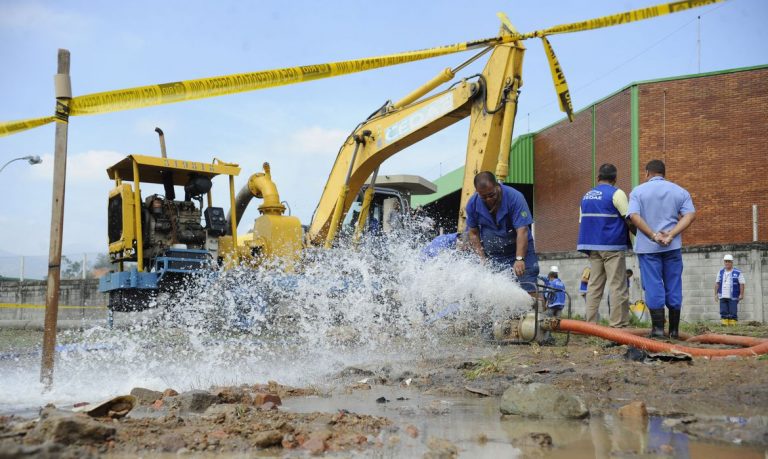 Adutora de água tem o cano estourado (Tania Rego/Agência Brasil)