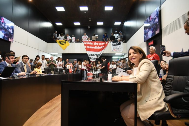 29-11-23-A deputada estadual Professora Bebel durante reunião da Comissão de Educação e Cultura da Alesp, quando pediu vista à PEC do governador Tarcísio de Freitas