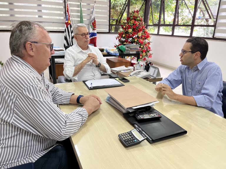 Prefeito Chico Sardelli entre o vice Odir Demarchi e o secretário Vinicius Ghizini