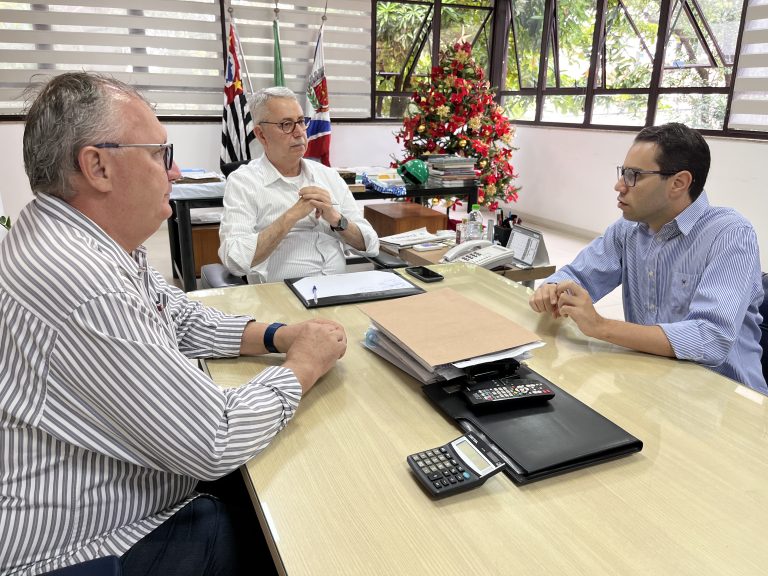 Prefeito Chico Sardelli entre o vice-prefeito Odir Demarchi e o secretário Vinicius Ghizini