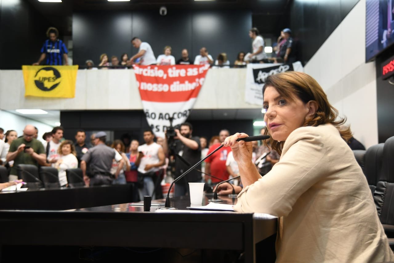 Apeoesp mobiliza pressão na Alesp contra corte de recursos da educação e privatização da Sabesp 1 01-12-23-Na última quarta-feira, na Comissão de Justiça e Redação, a deputada Bebel pediu vistas à PEC que corta recursos da educação e suspendeu sua tramitação