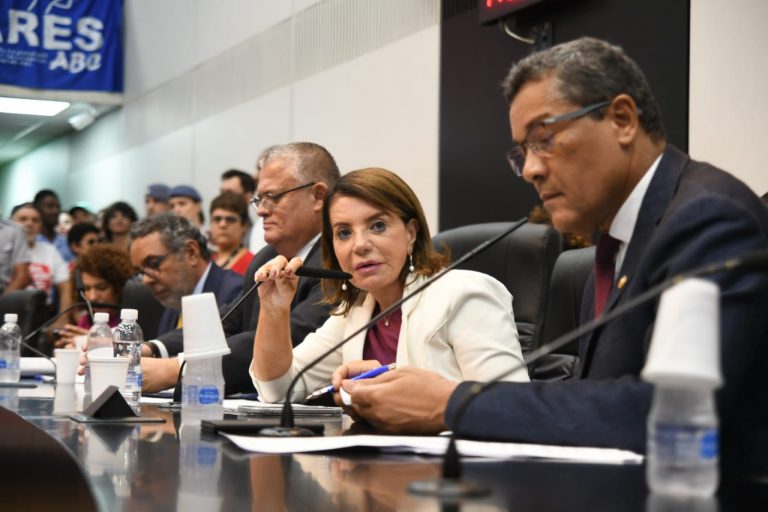 05-12-23-A deputada estadual Professora Bebel voltou a pedir vistas na PEC, adiando a tramitação da propositura