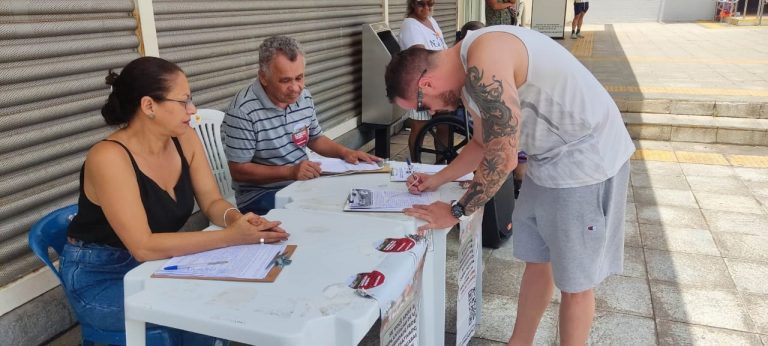 06-12-23-A meta é de coletar 300 mil assinaturas para a PEC de iniciativa popular contra o corte nas verbas da educação