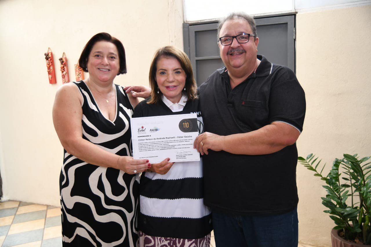 11-12-23-Bebel entre Cristina e Paulo Lopes, que representaram o ex-jogador e ex-técnico Cleber Gaúcho