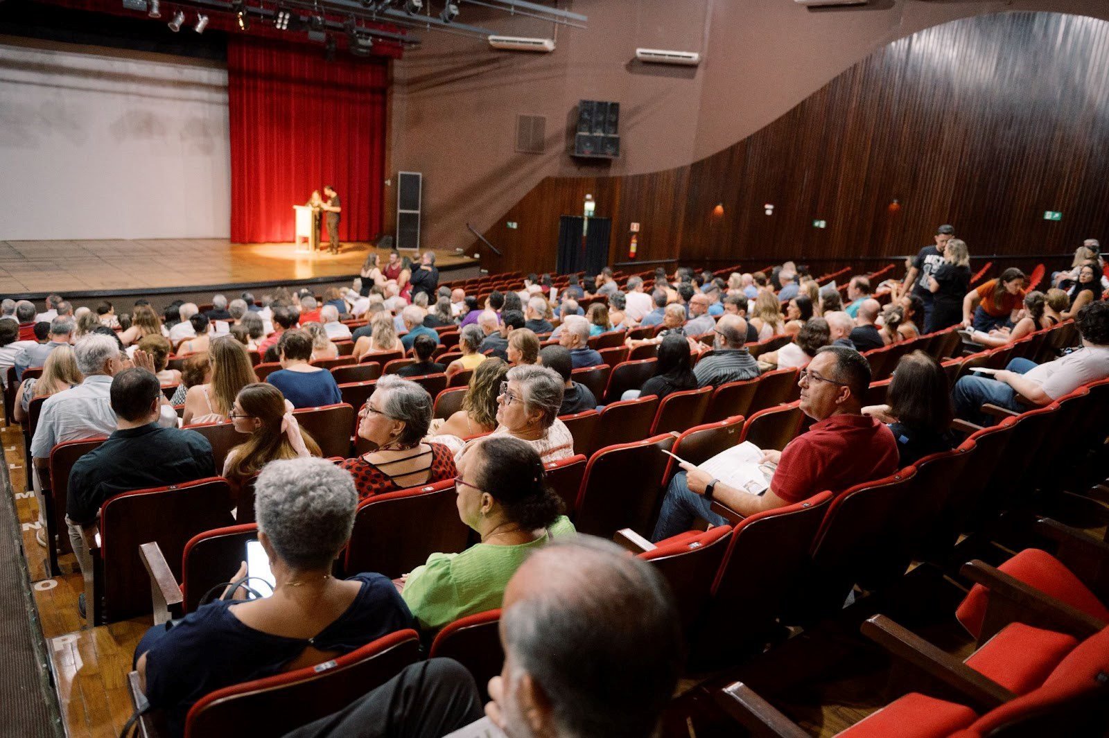 Mais de 300 pessoas participam do lançamento de "Americana Conta Sua História: em fatos e prosa" III 1 Americana