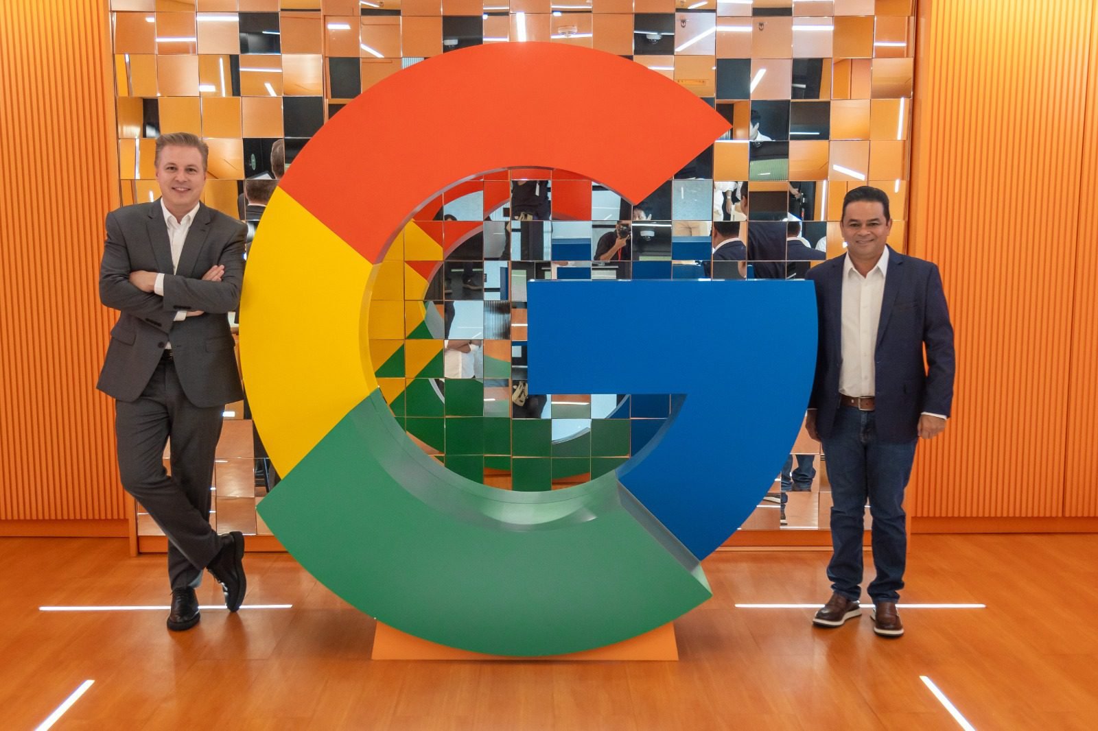 Igor Soares e Teco recebem premiação na sede do Google em São Paulo