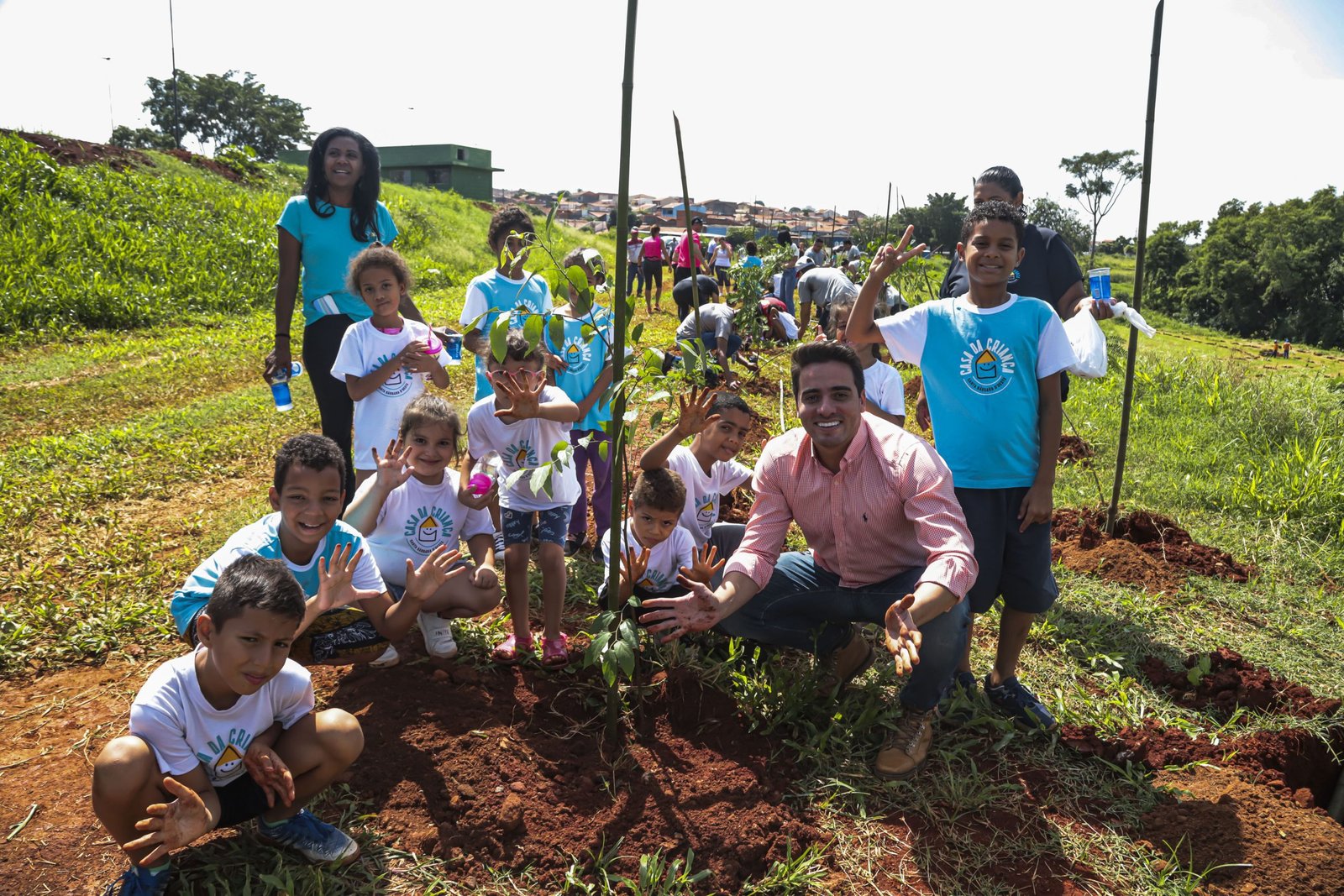 31ª Feira das Nações torna-se evento “carbono neutro” em ação da Prefeitura e do Supermercados São Vicente no dia do voluntário 1 Plantio Pq Linear - imprensa-8