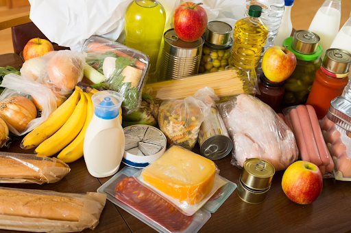 alimentos-variados-em-cima-da-mesa