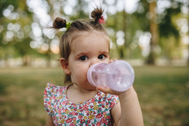 Getty Images Criança bebendo água