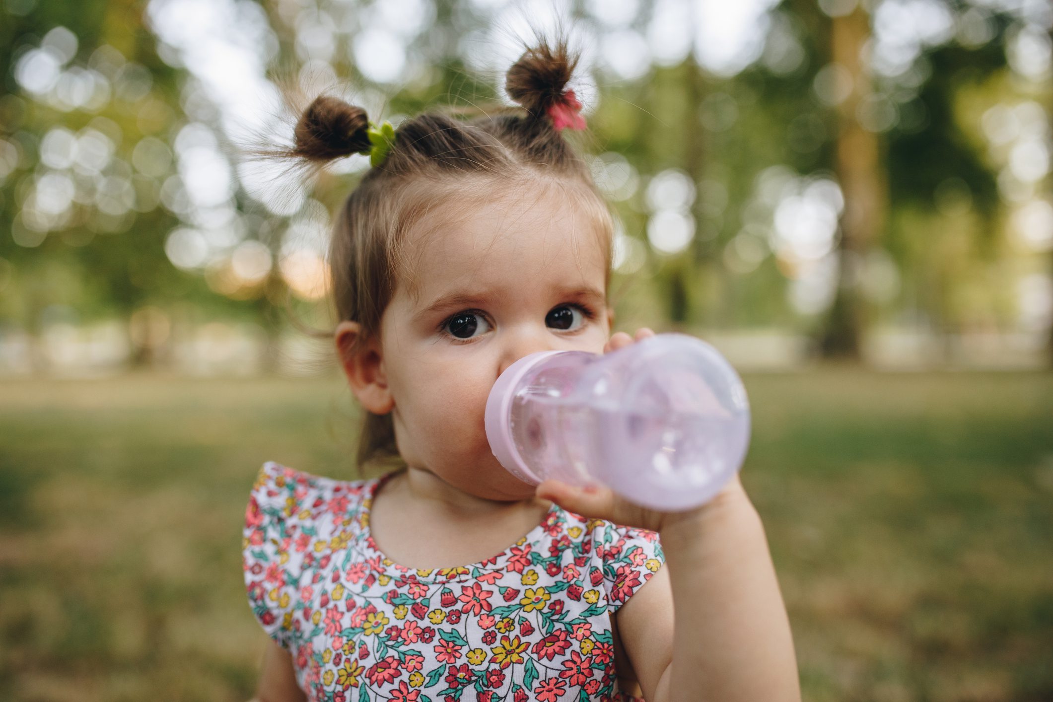 Getty Images Criança bebendo água