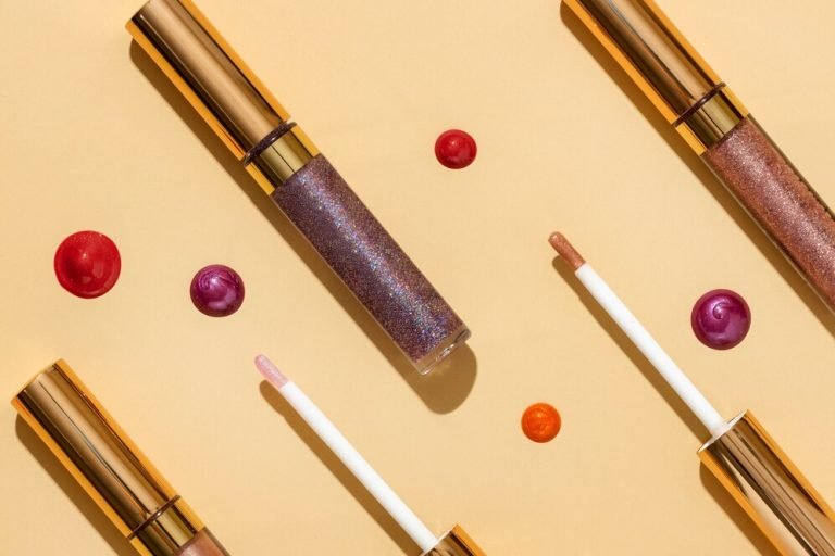 different-shades-lip-gloss-arrangement-top-view_23-2149681550