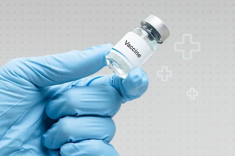 mao-na-luva-medica-segurando-o-frasco-de-vacina-53876-167268