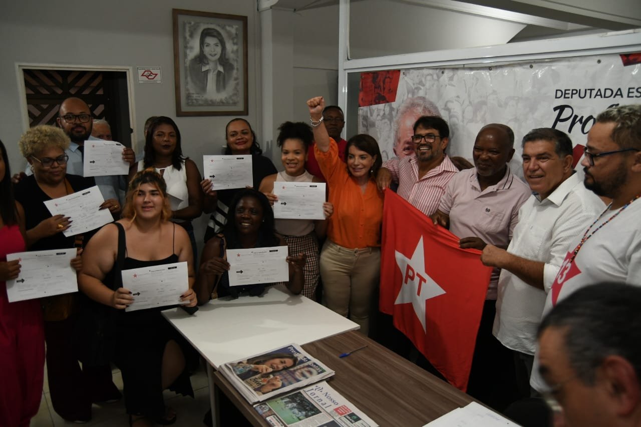 24-02-24-A deputada Professora Bebel, pré-candidata a prefeita posa para foto com novos filiados do Partido dos Trabalhadores
