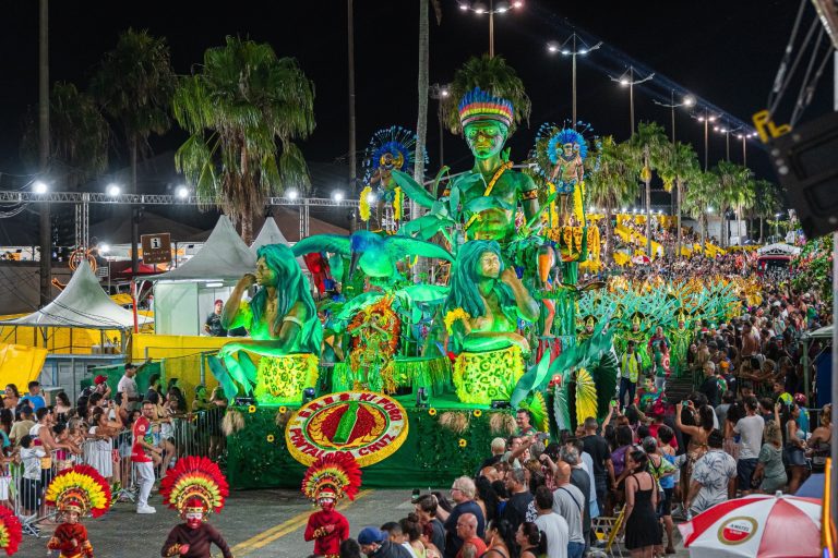Desfile da escola de samba Ki-Fogo vencedora do Carnaval 2024 de São Sebastião