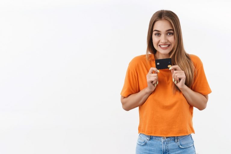 garota-atraente-loira-feliz-e-animada-mal-posso-esperar-para-fazer-compras-comprar-online-comprar-na-internet