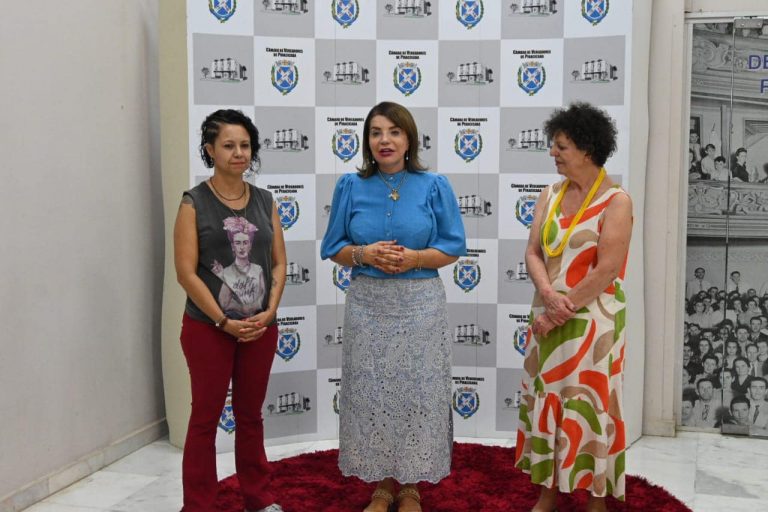 15-03-24-Entre as vereadoras Silvia Morales e Rai de Almeida, a deputada Professora Bebel agradece a homenagem recebida da Câmara de Vereadores