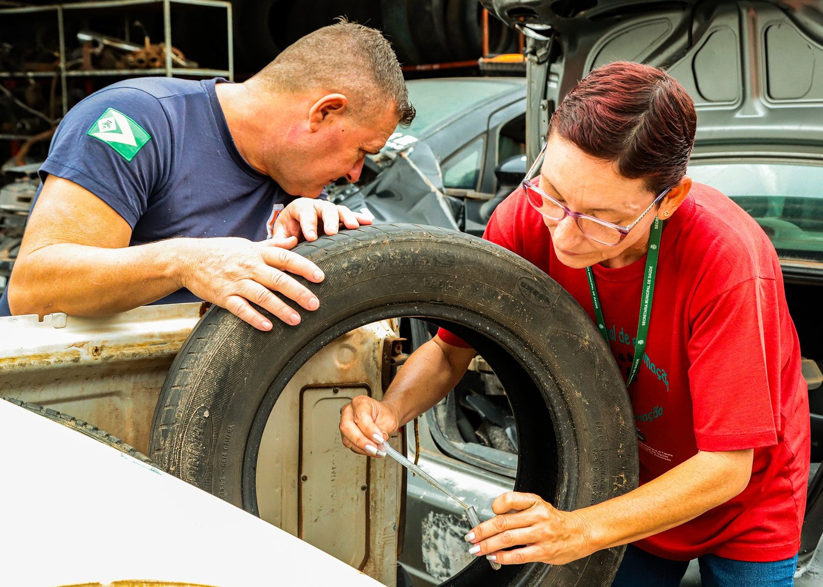 Combate ao Aedes aegypti: Santa Bárbara realiza ação em ferros-velhos no Jardim Pérola 1 Ação Dengue Ferro-Velhos 01 - imprensa