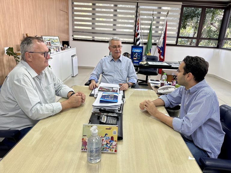 Prefeito Chico Sardelli entre o vice-prefeito Odir Dermachi e o secretário Vinicius Ghizini